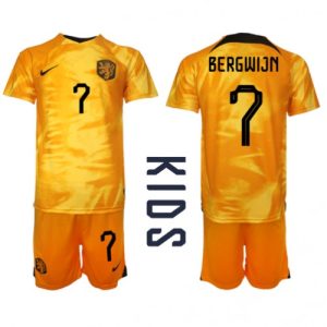 Nederland Fotballdrakt Barn Steven Bergwijn #7 Hjemmedrakt VM 2022 Kortermet (+ Korte bukser)