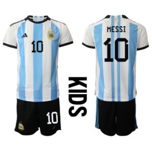 Argentina Fotballdrakt Barn Lionel Messi #10 Hjemmedrakt VM 2022 Kortermet (+ Korte bukser)