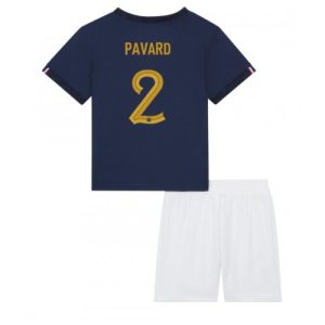 Frankrike Fotballdrakt Barn Benjamin Pavard #2 Hjemmedrakt VM 2022 Kortermet (+ Korte bukser)
