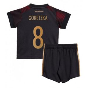 Tyskland Fotballdrakt Barn Leon Goretzka #8 Bortedrakt VM 2022 Kortermet (+ Korte bukser)