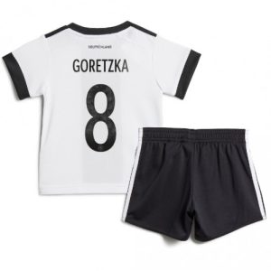 Tyskland Fotballdrakt Barn Leon Goretzka #8 Hjemmedrakt VM 2022 Kortermet (+ Korte bukser)