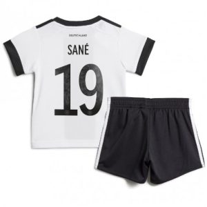 Tyskland Fotballdrakt Barn Leroy Sane #19 Hjemmedrakt VM 2022 Kortermet (+ Korte bukser)