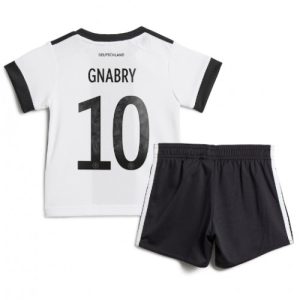 Tyskland Fotballdrakt Barn Serge Gnabry #10 Hjemmedrakt VM 2022 Kortermet (+ Korte bukser)